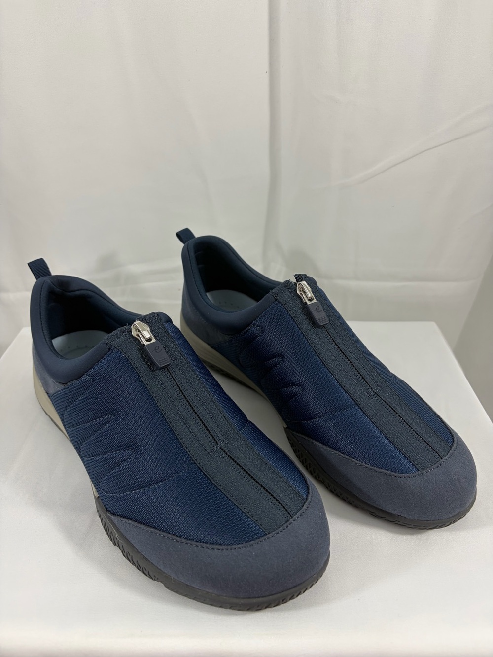 NWT Easy Spirit Women’s Size 9 Navy Slip-On Zip Athletic Shoes